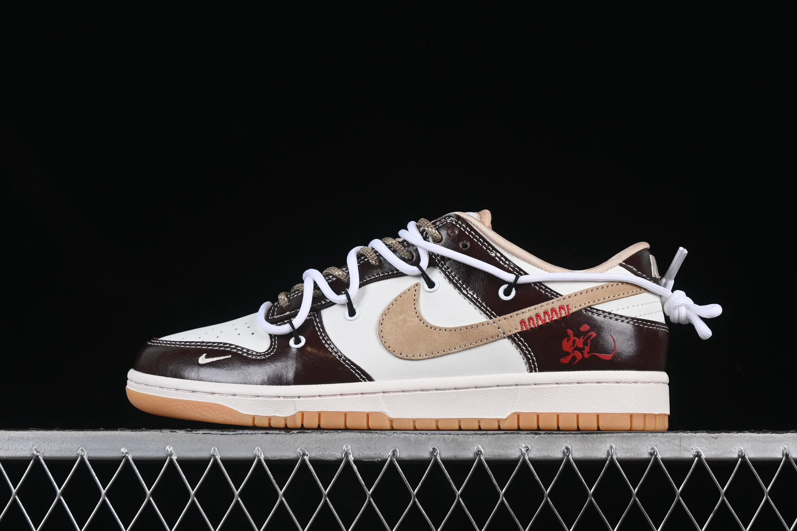 All categories Nk SB Dunk Series Nk SB Dunk Low High-end customized low-top sneakers Nike SB Dunk Low Year of the Snake series Strap glossy brown hook Anniversary high-end customized low-top casual sneakers YX5066-290